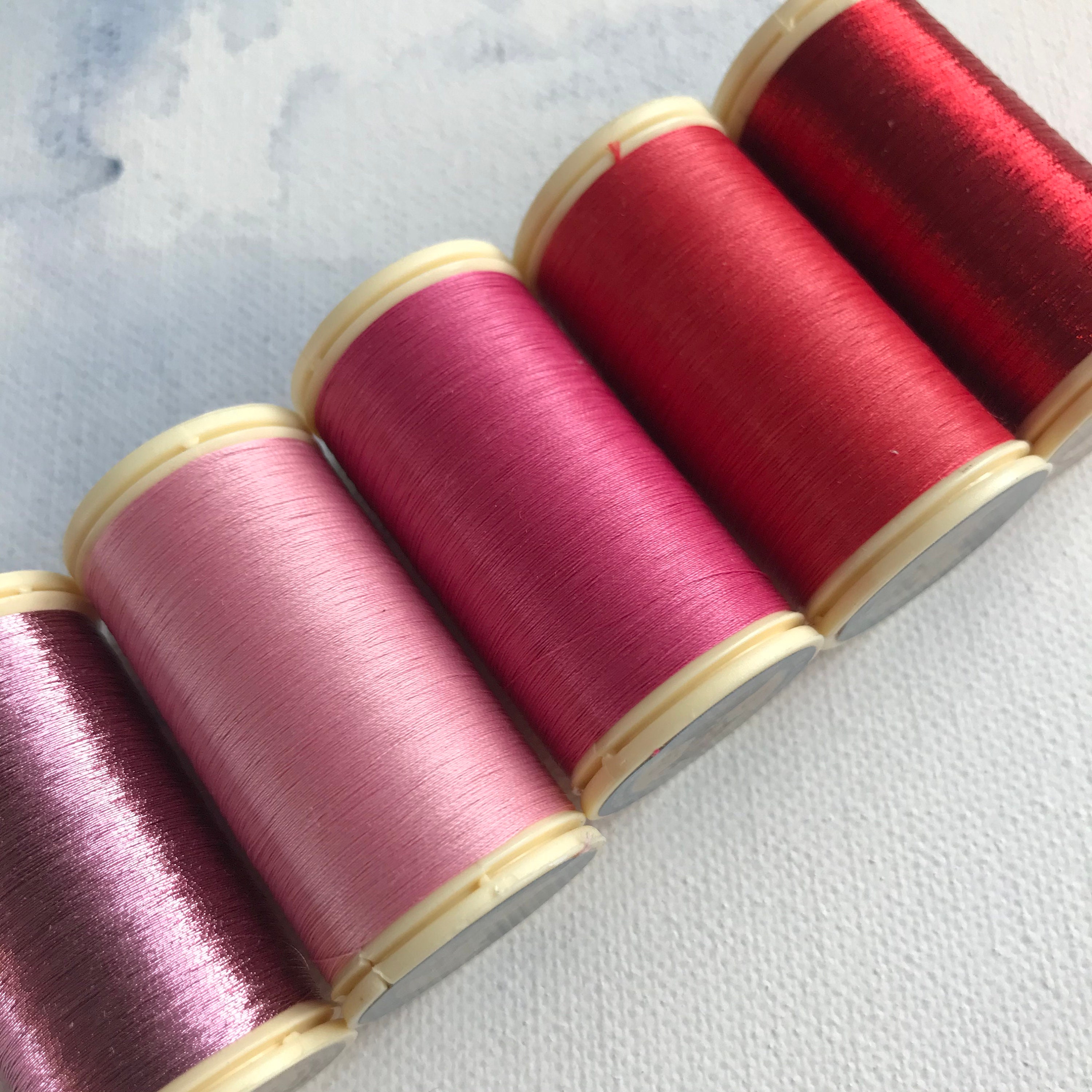 Sajou No. 525 Red, Waxed Cotton Gloving Thread, Fil Au