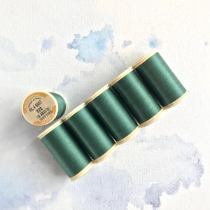 May include: Six spools of dark green thread, labeled "FIL A GANT 820" with a barcode and "40 CHINOIS".