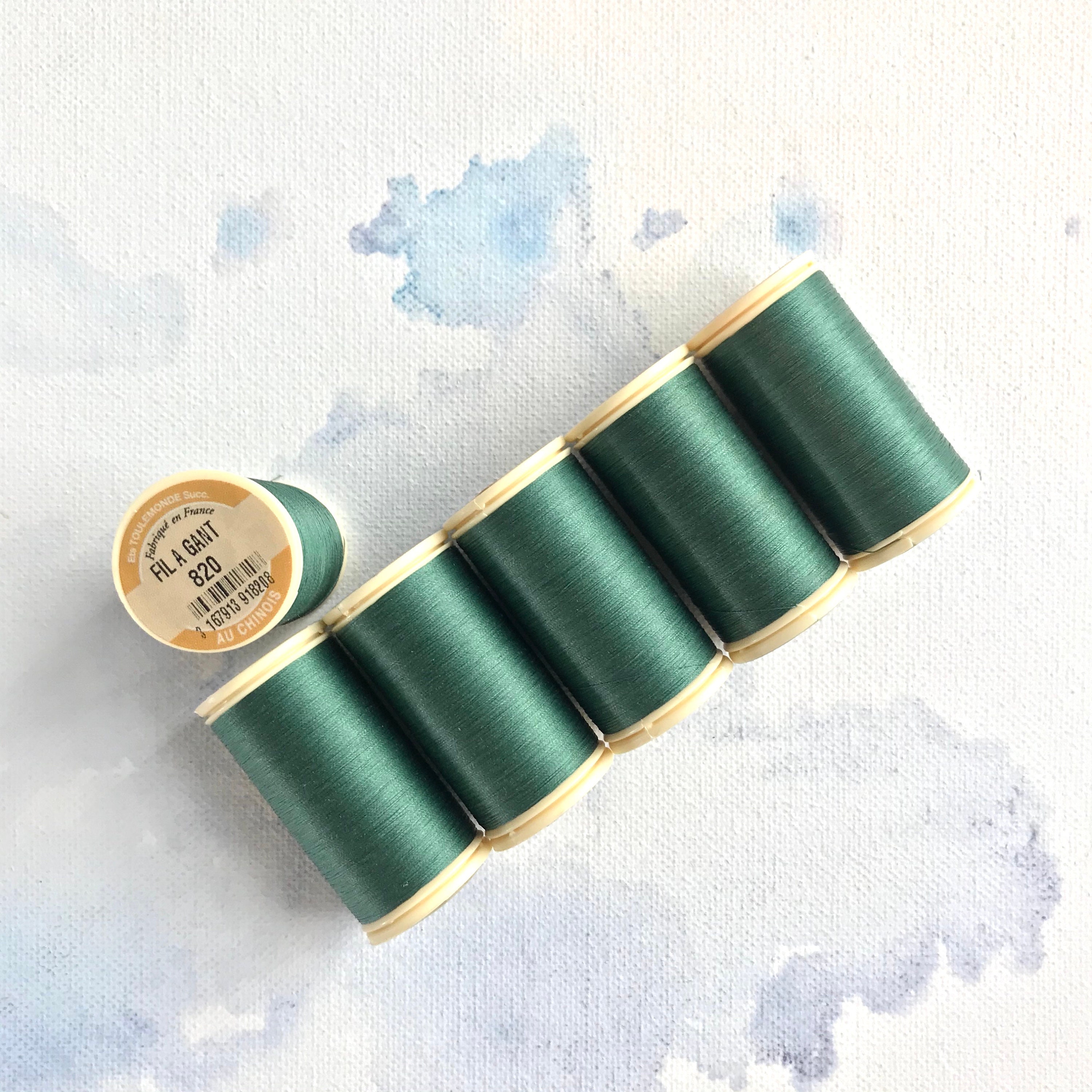 Sajou No. 820 Pine Green, Waxed Cotton Gloving Thread, Fil Sajou No. 820 Pine Green, Waxed Cotton Gloving Thread, Fil