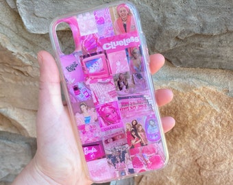 Puede incluir: Una funda de iPhone rosa con un collage de imágenes, incluyendo las palabras "Clueless", "Barbie" y "Chanel".
