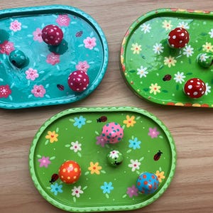 Porta incienso de yeso oblongo hecho a mano con forma de mariquita y flor de hongo