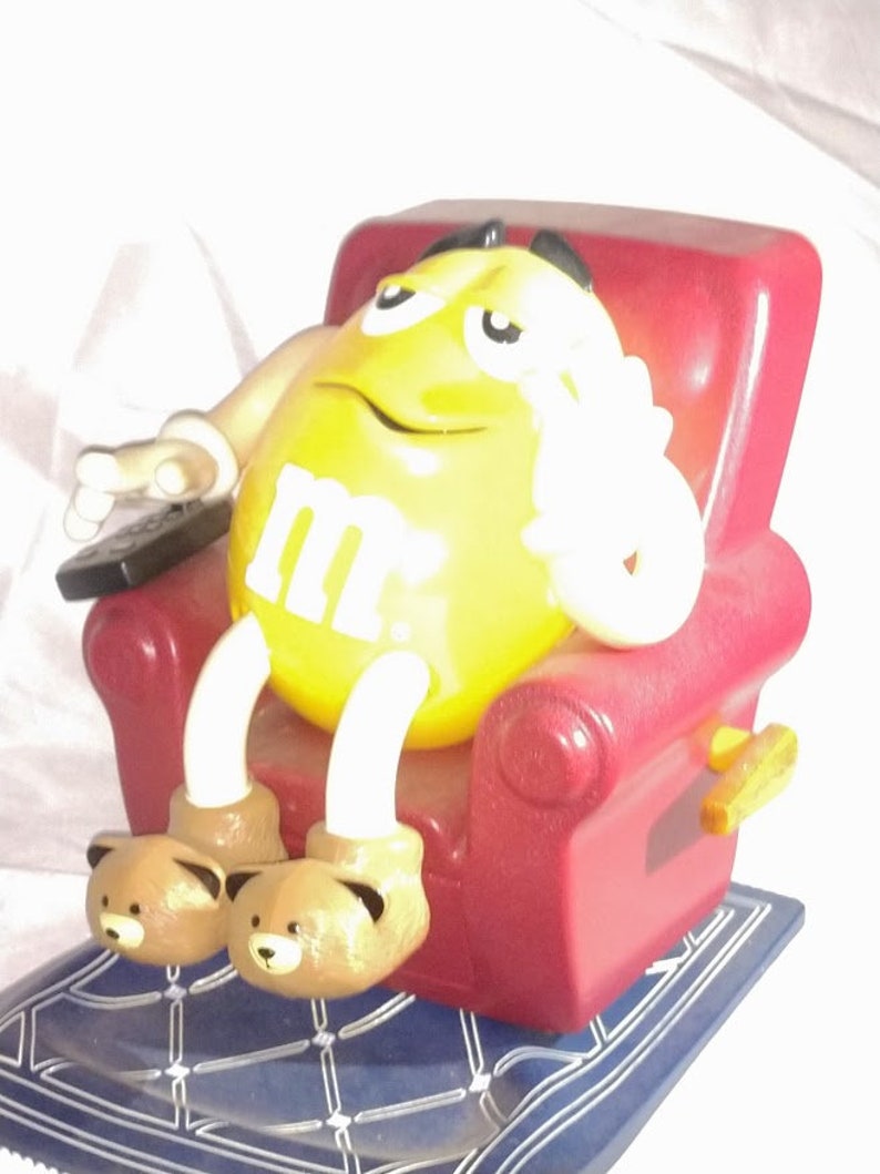 Vintage Collectible M/&M/'s Yellow Lazy Boy Chair Recliner Candy Dispenser 1999
