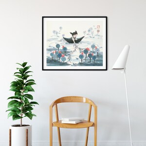 K&ouml;nnte beinhalten: Ein gerahmtes Aquarellbild einer Person in einem Boot, umgeben von blauen und roten Blumen. Das Bild ist in einem schwarzen Rahmen und h&auml;ngt an einer wei&szlig;en Wand.