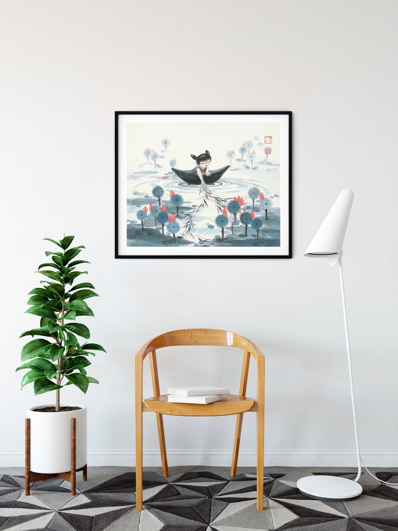 K&ouml;nnte beinhalten: Ein gerahmtes Aquarellbild einer Person in einem Boot, umgeben von blauen und roten Blumen. Das Bild ist in einem schwarzen Rahmen und h&auml;ngt an einer wei&szlig;en Wand.