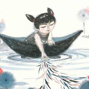 K&ouml;nnte beinhalten: Ein Aquarellbild eines jungen M&auml;dchens in einem schwarzen Boot auf einem Teich. Sie streckt die Hand nach einem Schwarm bunter Fische aus, die im Wasser schwimmen. Der Teich ist von Seerosen und Blumen umgeben.