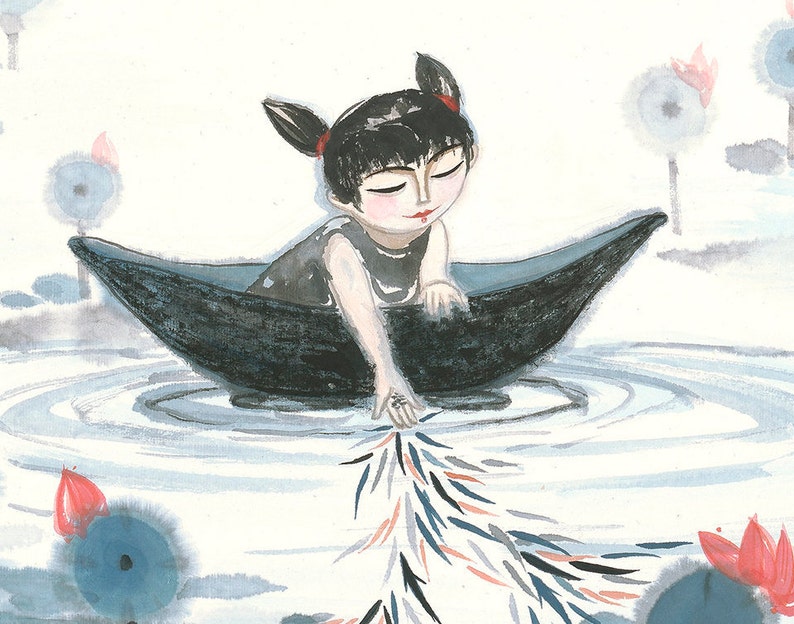 K&ouml;nnte beinhalten: Ein Aquarellbild eines jungen M&auml;dchens in einem schwarzen Boot auf einem Teich. Sie streckt die Hand nach einem Schwarm bunter Fische aus, die im Wasser schwimmen. Der Teich ist von Seerosen und Blumen umgeben.