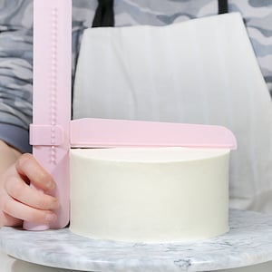 Grattoir à gâteau et couteau à dénuder réglables : adoucissant les bords du fondant
