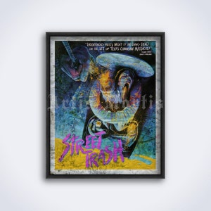 Pode incluir: Um cartaz de filme de terror de estilo vintage para o filme "Street Trash". O cartaz apresenta um design abstrato e colorido com uma figura com um chapéu e uma mão ensanguentada que chega do topo do cartaz. O texto "Street Trash" está escrito em letras rosa e roxas sobre um fundo amarelo.