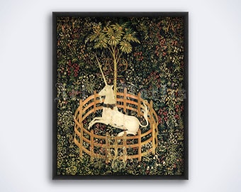 Könnte beinhalten: Ein weißes Einhorn, das in einem runden Holzzaun gefangen ist, umgeben von einem üppigen grünen Wald mit roten und weißen Blumen. Das Einhorn blickt nach rechts und hat ein langes, spiralförmiges Horn. Der Wald ist im Tapisserie-Stil dargestellt.