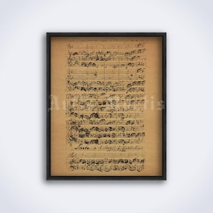 Op de afbeelding: Ingelijste vintage bladmuziek print. Het kunstwerk toont handgeschreven muzieknoten op verouderd papier, met een zwart frame. De tekst "Sonata a 1. & 2. Violini & Violoncello obligato" is zichtbaar. Een klassiek stuk wandkunst.