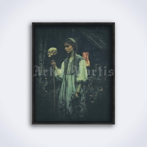 Puede incluir: Una joven con un vestido blanco se encuentra en un bosque oscuro sosteniendo una calavera en un palo. El bosque es denso y la luz es tenue, creando una atmósfera misteriosa y espeluznante.