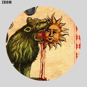 Peut inclure: Une illustration vintage d'un loup vert mordant un soleil avec un visage humain. Le soleil saigne rouge.