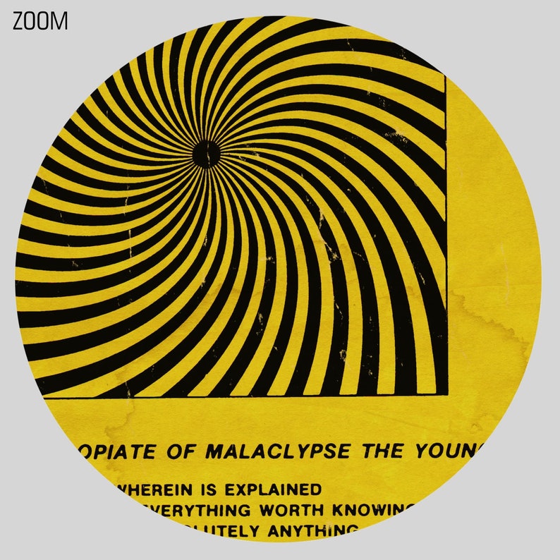 Puede incluir: Un dise&ntilde;o en espiral amarillo y negro con el texto "OPIATE OF MALACLYPSE THE YOUNG" y "WHEREIN IS EXPLAINED EVERYTHING WORTH KNOWING ABSOLUTELY ANYTHING" en texto negro.