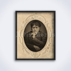 Puede incluir: Un retrato en blanco y negro de una mujer con un vestido oscuro, con la mano apoyada en la barbilla. El retrato está enmarcado en un marco ovalado adornado con un fondo texturizado.