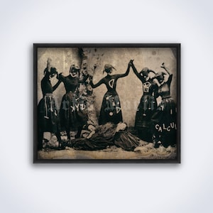 Puede incluir: Una fotografía vintage en blanco y negro de cinco personas con disfraces, de pie en círculo alrededor de una persona que yace en el suelo. Las personas en el círculo llevan vestidos largos y tienen máscaras en sus caras. La persona en el suelo también lleva un vestido largo y tiene la cara cubierta. La fotografía está descolorida y tiene un aspecto desgastado.