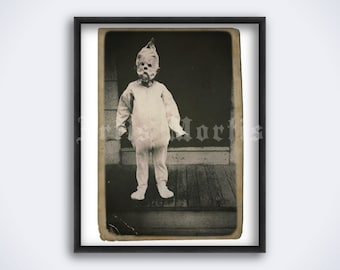 Schräges Kind im gruseligen Halloweenkostüm - Vintage Schrankkarte Foto, Druck, Poster (DIGITAL DOWNLOAD)