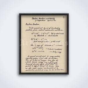 Könnte beinhalten: Ein Schwarzweißbild eines handgeschriebenen Dokuments auf liniertem Papier. Das Dokument trägt den Titel "Kernreaktionen und Stabilität" und ist datiert auf den 28. April 1941. Das Dokument behandelt Kernreaktionen und die Stabilität von Atomen.