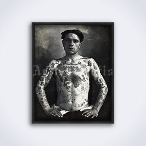 Puede incluir: Fotografía vintage en blanco y negro de un hombre con numerosos tatuajes que cubren su pecho y brazos. Los tatuajes incluyen imágenes de flores, corazones y el rostro de una mujer.
