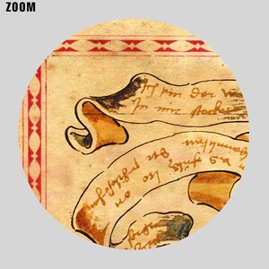 Peut inclure: Gros plan sur un papier d'aspect parchemin vintage avec du texte manuscrit et un rouleau brun enroul&eacute;. Le papier a une bordure rouge et blanche.