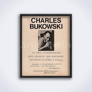Puede incluir: Un póster en blanco y negro que anuncia una lectura de Charles Bukowski en el Contemporary Arts Museum de Montrose, Illinois. El póster presenta una foto de Bukowski fumando un cigarrillo e incluye la fecha y la hora del evento: sábado 4 de octubre a las 8:00 p. m. El póster también incluye el precio de la entrada: $1.50 para miembros y $2.00 para el público.
