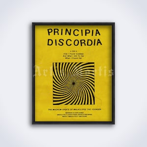 Puede incluir: Un p&oacute;ster amarillo con texto negro que dice "Principia Discordia" y un dise&ntilde;o en espiral negro y amarillo. El texto debajo de la espiral dice "The Magnum Opiate of Malaclypse the Younger" y "Wherein is explained absolutely everything worth knowing about absolutely anything."