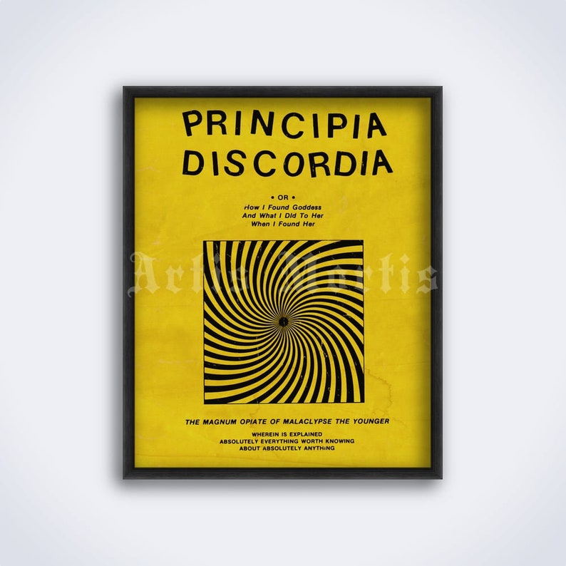 Puede incluir: Un p&oacute;ster amarillo con texto negro que dice "Principia Discordia" y un dise&ntilde;o en espiral negro y amarillo. El texto debajo de la espiral dice "The Magnum Opiate of Malaclypse the Younger" y "Wherein is explained absolutely everything worth knowing about absolutely anything."