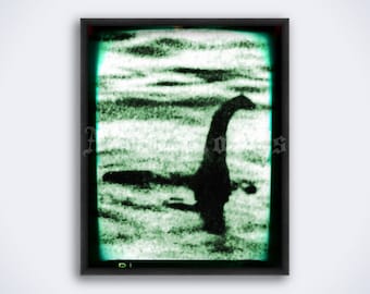Pode incluir: Uma imagem em preto e branco de uma criatura que se assemelha a um dinossauro ou uma grande serpente marinha, com um pescoço longo e uma cabeça pequena, nadando em um corpo de água verde e branco. A imagem é granulada e tem um aspecto vintage.