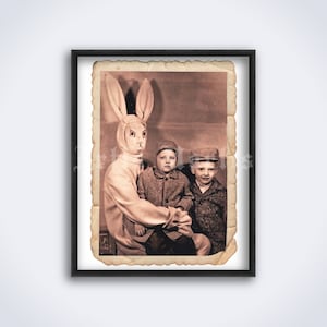 Seltsamer Osterhase mit zwei Kindern - Vintage Schrankkarte Foto, Druck, Poster (DIGITAL DOWNLOAD)