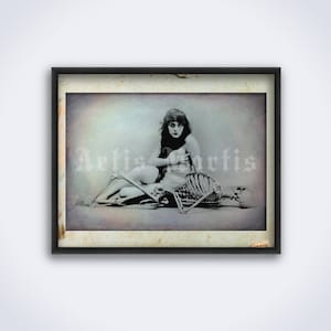 Pode incluir: Uma fotografia vintage em preto e branco de uma mulher sentada com um esqueleto. A mulher está usando um vestido longo e tem o cabelo puxado para trás. O esqueleto está deitado de costas com os braços estendidos. A foto tem um visual vintage desbotado.
