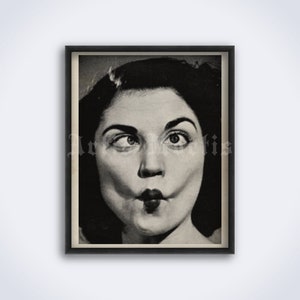 Puede incluir: Fotografía vintage en blanco y negro de una mujer haciendo una mueca divertida. Sus ojos están cruzados, su boca está fruncida y sus mejillas están hinchadas.