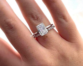 ¡Novedad! Conjunto nupcial de plata esterlina 925 con anillo de compromiso de corte radiante de CZ de 2CT o 3CT con halo oculto y banda de media eternidad.