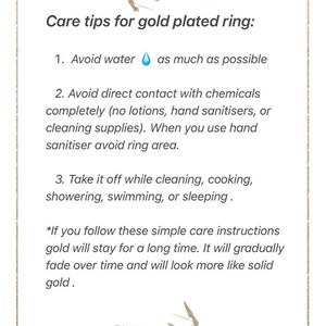 Puede incluir: Consejos para el cuidado de un anillo chapado en oro. Evita el agua, los productos qu&iacute;micos y qu&iacute;tatelo al limpiar, cocinar, ducharte, nadar o dormir. Si sigues estas sencillas instrucciones de cuidado, el oro se mantendr&aacute; durante mucho tiempo. Se desvanecer&aacute; gradualmente con el tiempo y se ver&aacute; m&aacute;s como oro s&oacute;lido.