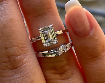2 carat emerald cut moissanite engagement ring set. Sterling silver 925 bridal ring set with 2CT solitare with hidden halo and curved band.