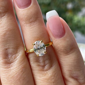 Anillo de compromiso de oro amarillo sobre plata esterlina 925, oro vermeil con diamante simulado de talla ovalada de 2 quilates y halo oculto.