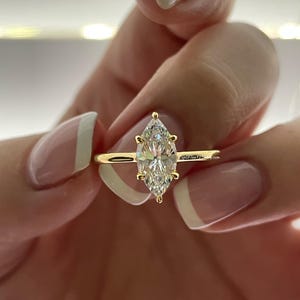 Op de afbeelding: Een gouden ring met een peervormige diamant.