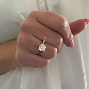 Layla. Pierścionek zaręczynowy ze złota żółtego na srebrze próby 925 3CT w szlifie poduszkowym z imitacją diamentu CZ, pierścionek zaręczynowy, prezent dla niej