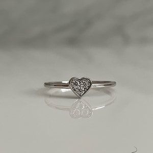 Minimalist ring. Sterling Silver 925 Heart Shaped Ring with CZ Diamonds Dainty ring