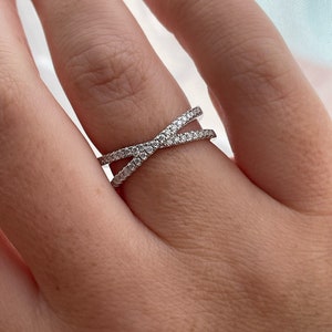 Moissanite. Sterling Silver 925 Criss Cross Ring With Moissanite