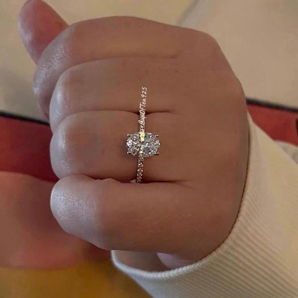 Anillo de compromiso de oro rosa vermeil, oro amarillo vermeil y plata 925 con diamantes simulados de talla ovalada de 2 quilates o moissanita.