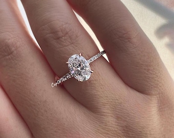 Stella. Halo Oculto. Anillo de compromiso de oro rosa sobre plata de ley 925 con 2,2 quilates de diamantes de imitación de circonita cúbica 6A de talla ovalada.