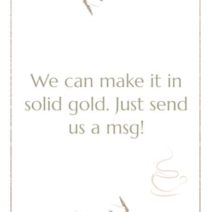 Może przedstawiać: Prostokątna grafika z cienką złotą ramką, zawierająca tekst "We can make it in solid gold. Just send us a msg!" jasnobrązową czcionką. Projekt zawiera mały rysunek liniowy filiżanki kawy oraz dwie ozdobne złote gałązki z liśćmi.