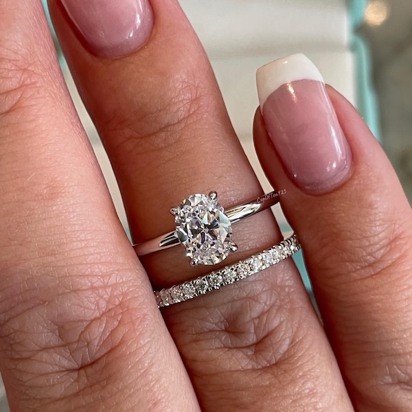 Conjunto de anillo de compromiso de moissanita. Conjunto nupcial de plata de ley 925 con moissanita ovalada de 1,5 quilates o diamantes de circonita cúbica.