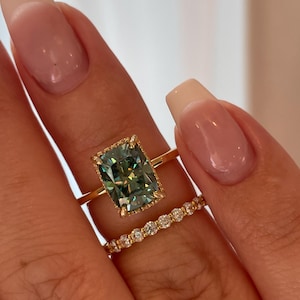 3 karat förlängd kuddslipad grön moissanit förlovningsring, guld vermeil grön moissanit ring, grön stenring, present till henne