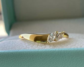 Gebogener Ehering. Gelbgold über 925er Sterlingsilber, gebogener Silberring mit Zirkonia im Marquise-Schliff oder Moissanit, Moissanit-Ring