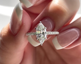 Pierścionek zaręczynowy z diamentem o szlifie markiza. Pierścionek zaręczynowy z diamentem CZ o szlifie markiza o masie 1,5 ct, wykonany ze srebra próby 925 z rodem, 14-karatowego żółtego złota i różowego złota.