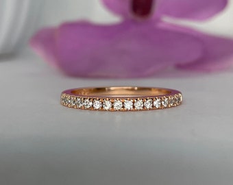 Anillo de media eternidad en oro rosa vermeil con moissanita D VVS, alianza de boda, anillo apilable, anillo de moissanita