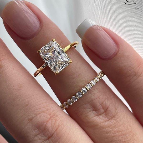 Halo oculto. Conjunto nupcial de oro sobre plata esterlina 925 con anillo de compromiso de circonitas cúbicas de corte radiante de 2 quilates y 3 quilates con halo oculto y banda de media eternidad.