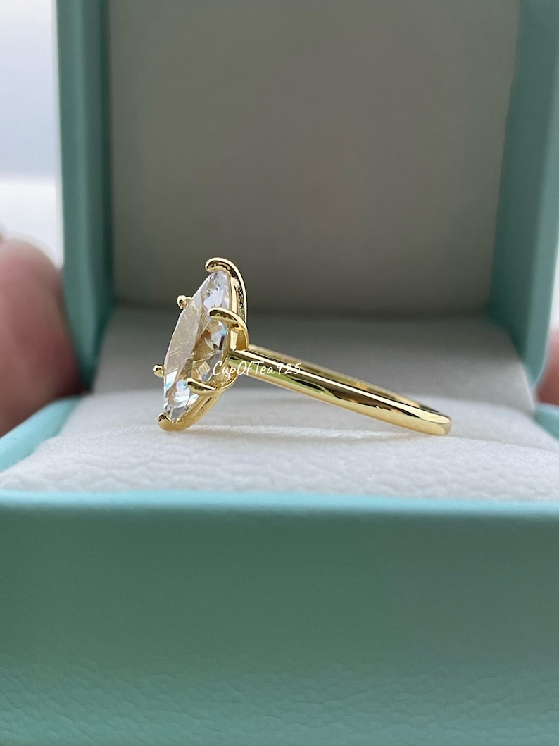 Superbe Bague Avec Diamant En Forme De Cœur Et Pierres Précieuses | Vecteur Premium