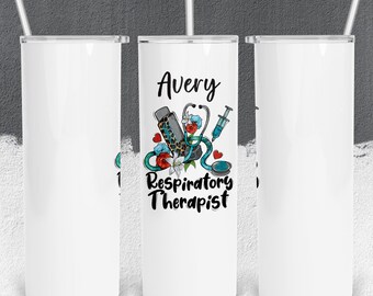 Puede incluir: Un vaso de acero inoxidable blanco con un diseño de estetoscopio, un nebulizador y flores. El texto "Avery Respiratory Therapist" está impreso en el vaso.
