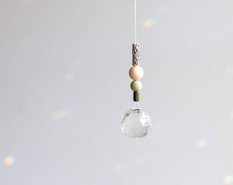Suncatcher | beige lindgrün dunkelgrün | Glaskristall mit Silikon- und Keramikperlen | Sonnenfänger